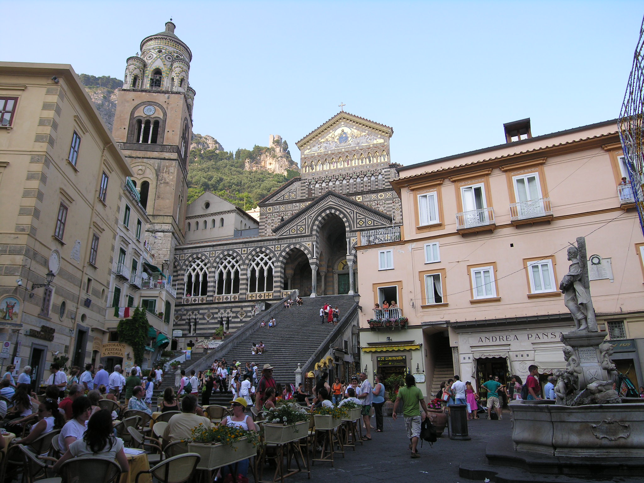 Собор Амальфи и Piazza del Duomo с туристами и исторической архитектурой