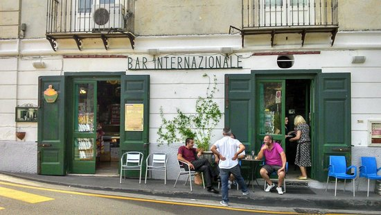 पोसितानो में Bar Internazionale के बाहर सड़क किनारे बस स्टॉप मार्कर