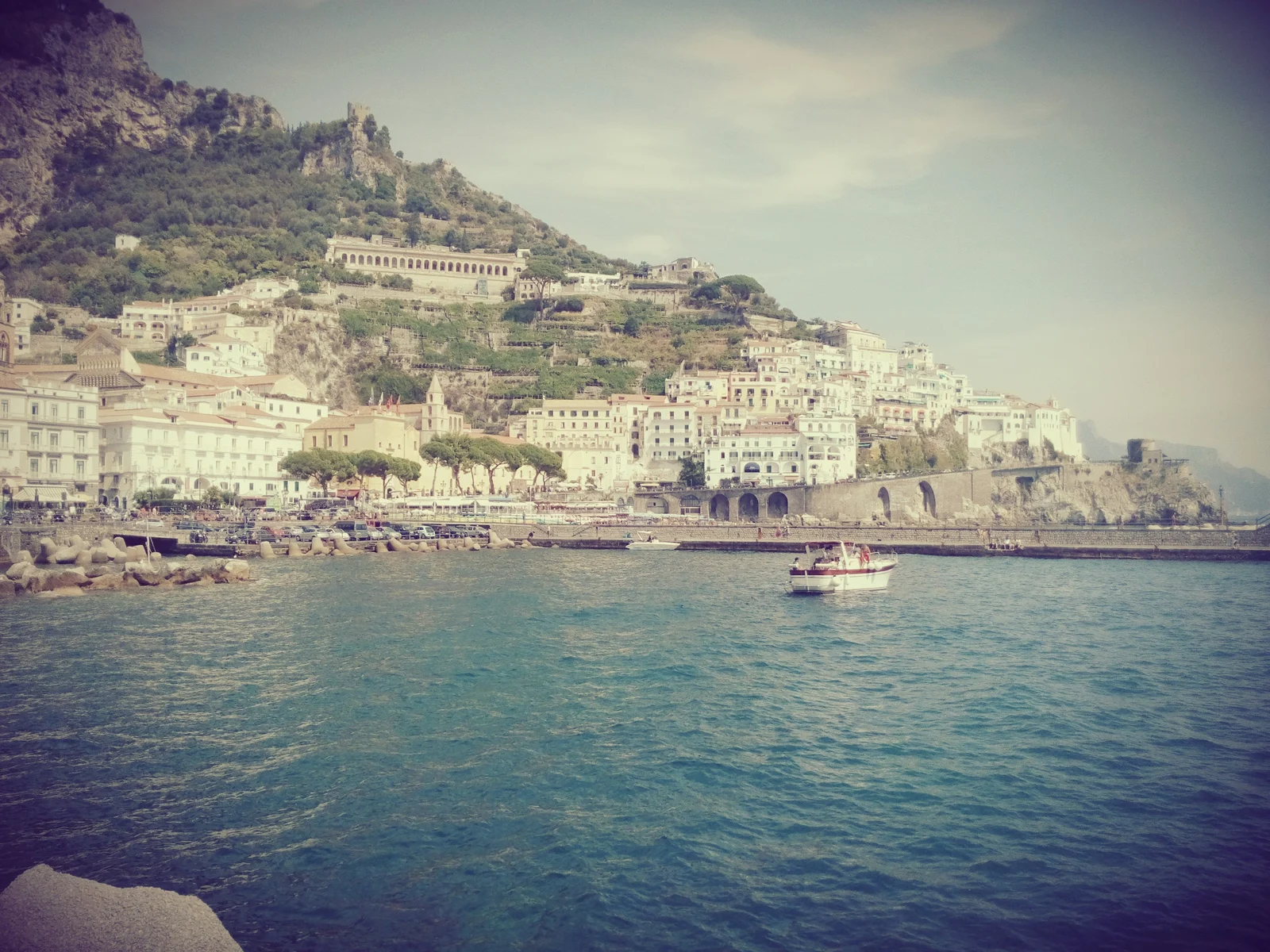 Khu vực bờ biển và cảng Amalfi có thuyền, nhìn từ gần bến phà