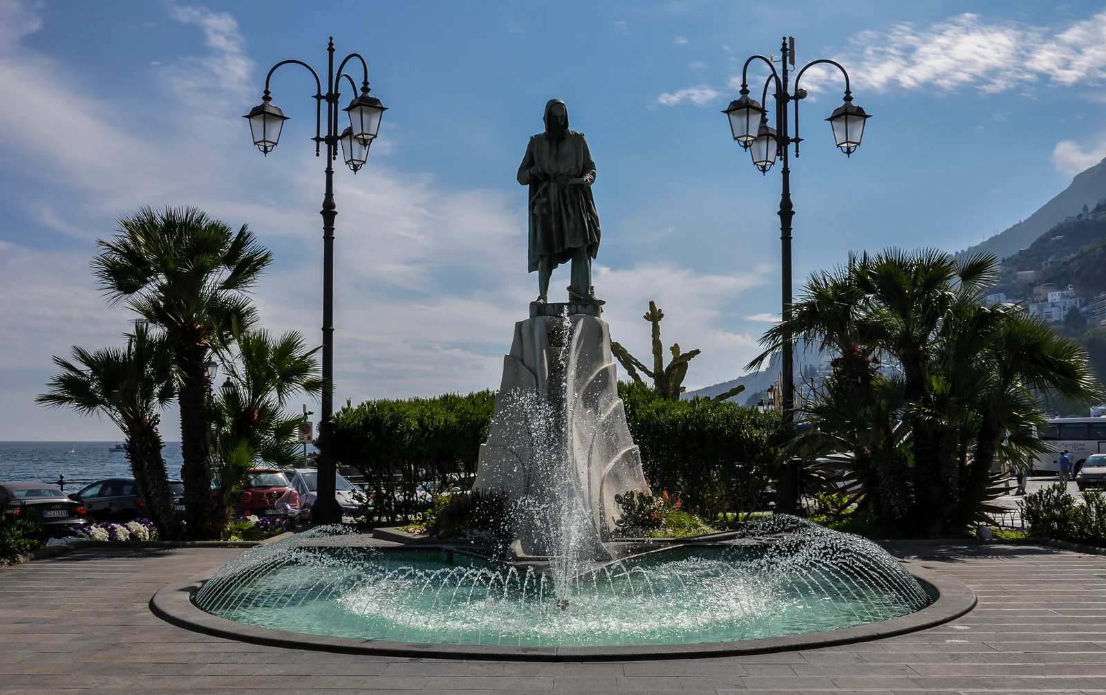 Piazza Flavio Gioia ở Amalfi với đài phun nước và trạm xe buýt gần đó