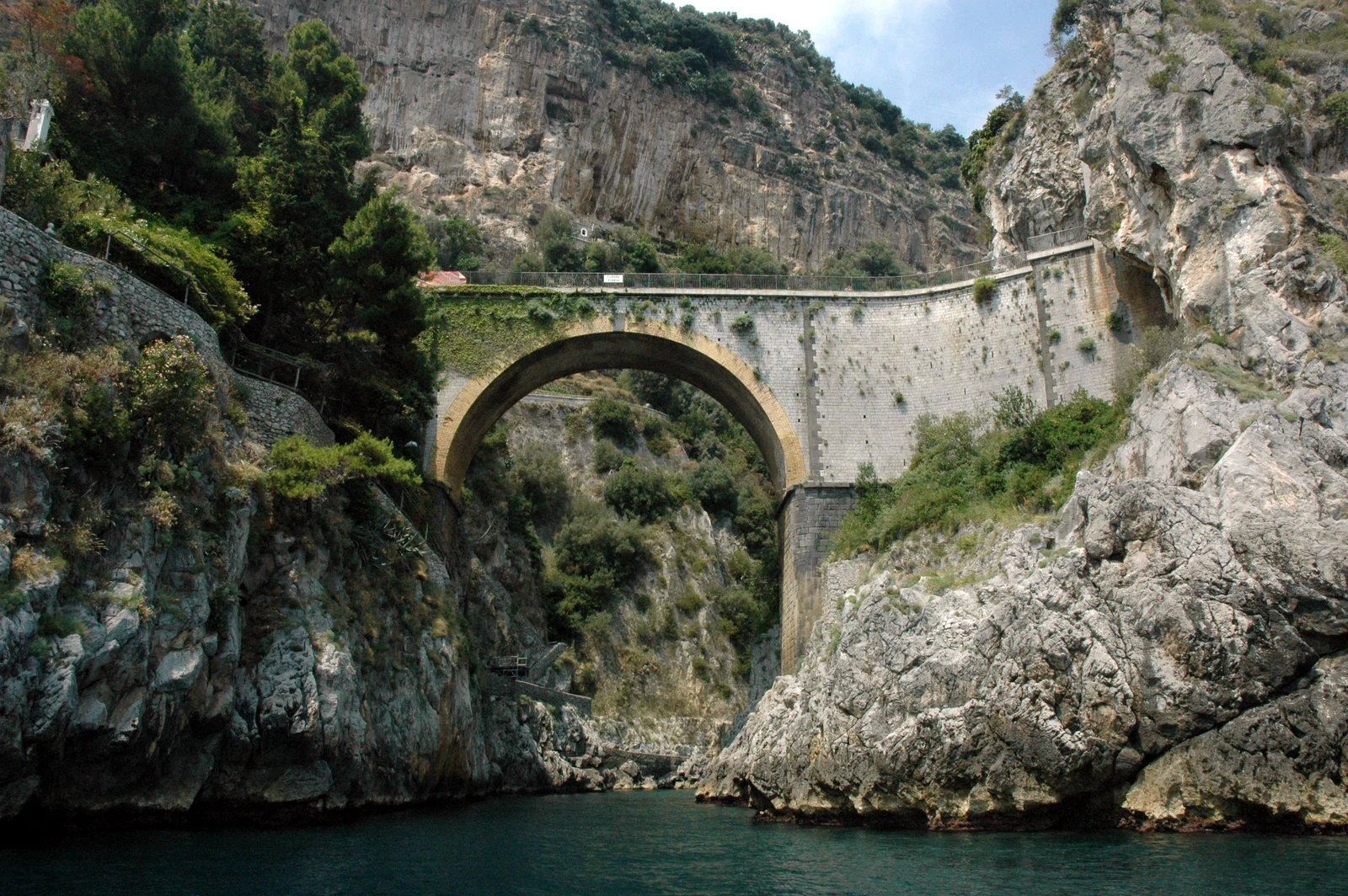 Cầu Fiordo di Furore và vách đá nhìn từ biển dọc theo bờ biển Amalfi