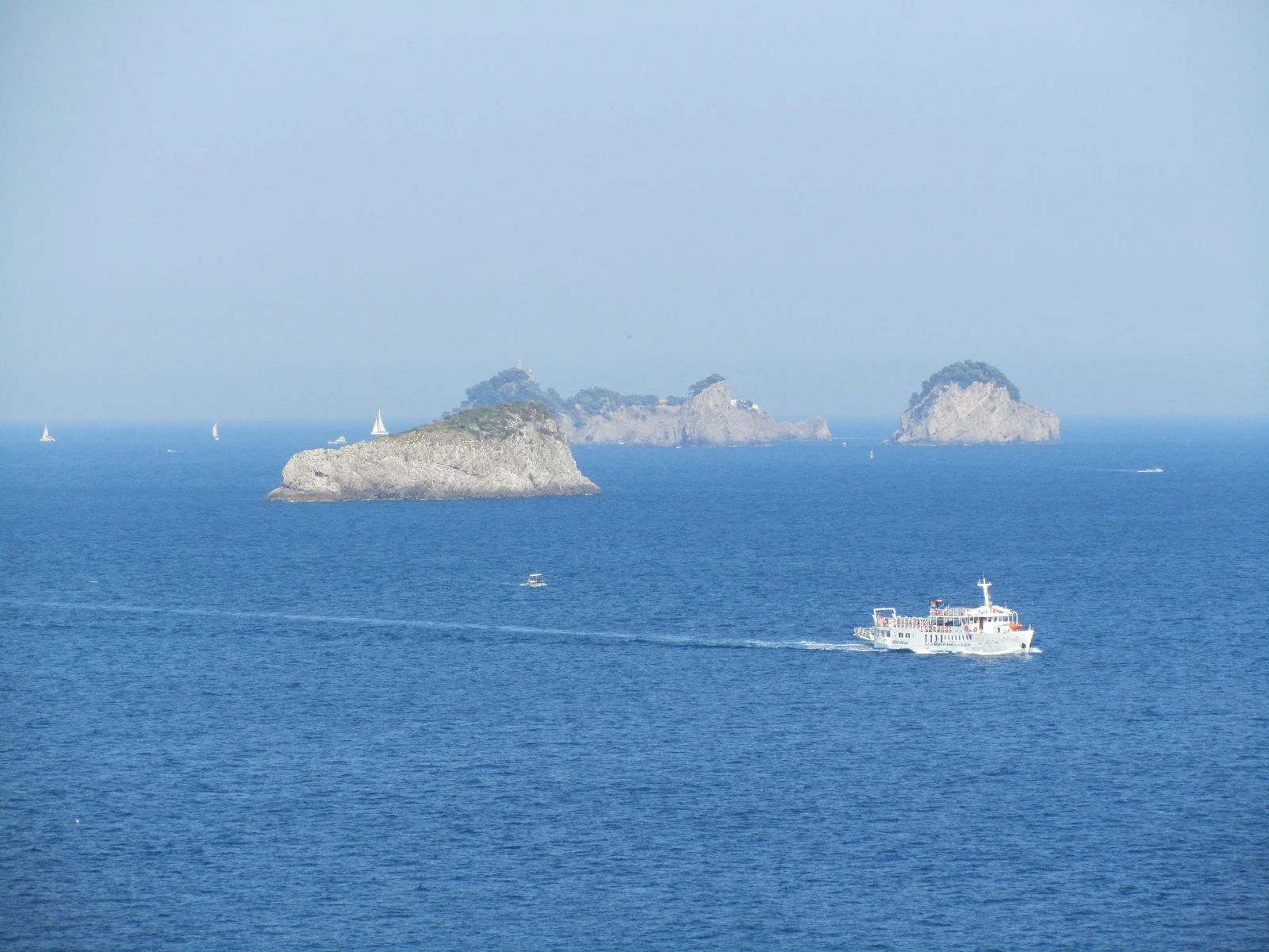 Những hòn đảo nhỏ Li Galli trên bờ biển Amalfi