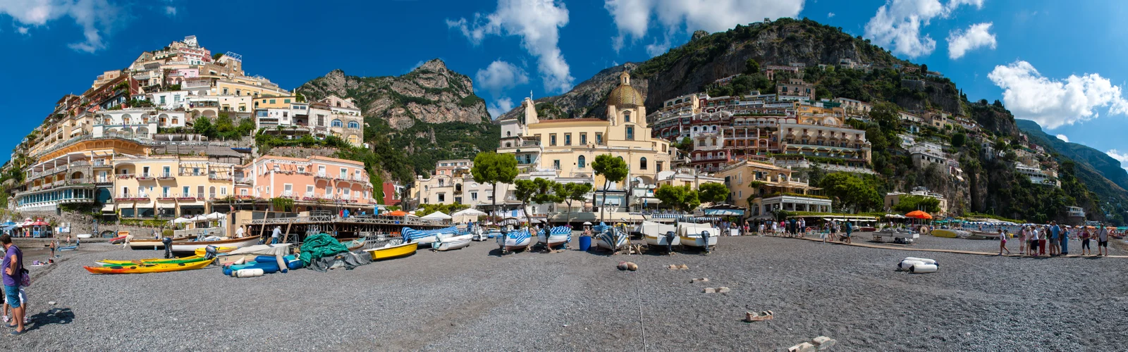 Những ngôi nhà trên sườn đồi Positano trên bãi biển Spiaggia Grande
