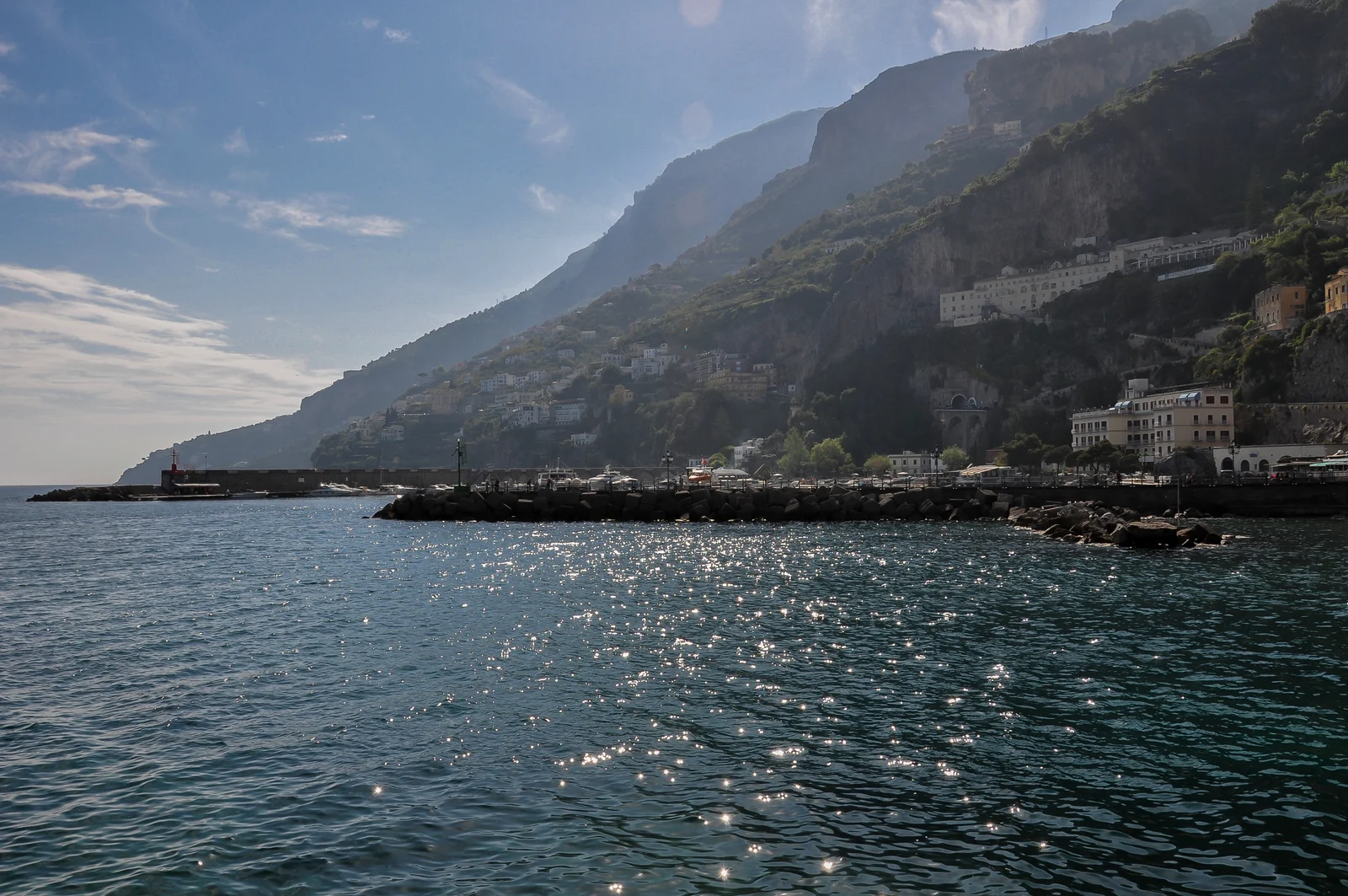 Nhìn những vách đá bờ biển Amalfi vào một ngày quang đãng