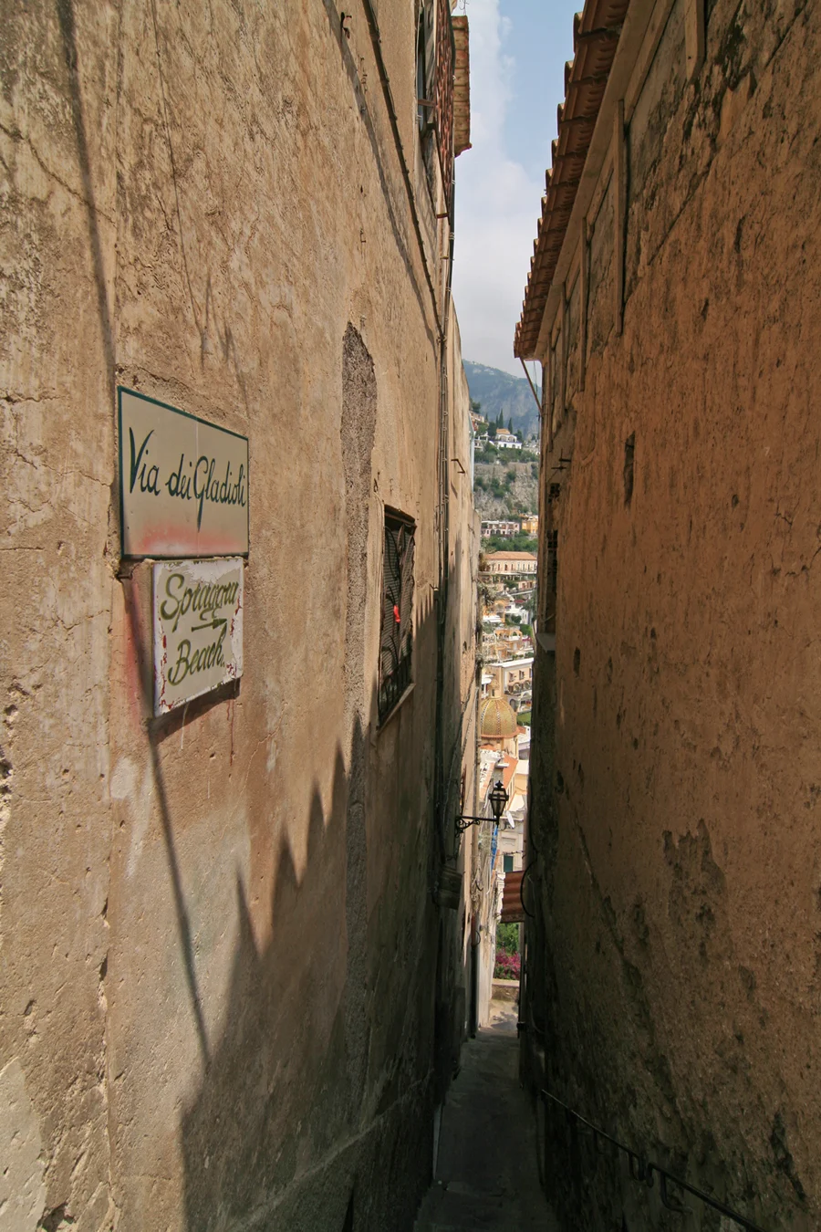 Đường bộ và bậc thang ở Positano có những tòa nhà