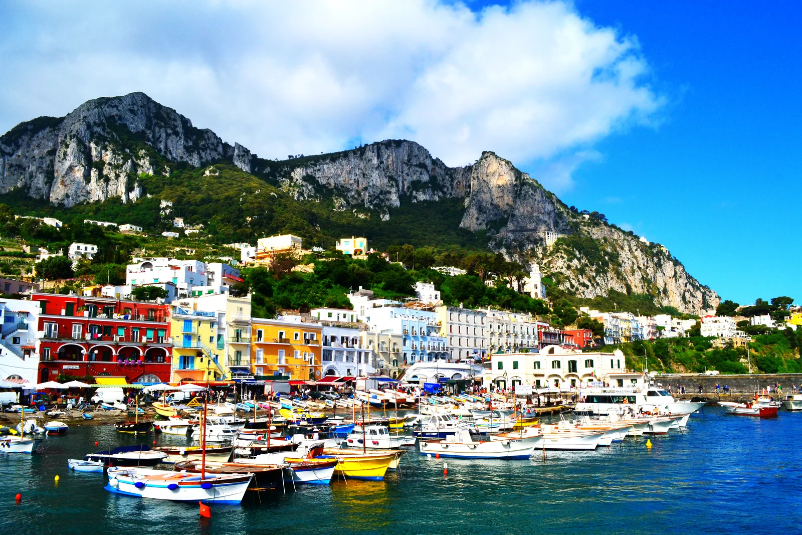 Puerto de ferris Marina Grande en Capri con barcos y puestos de billetes