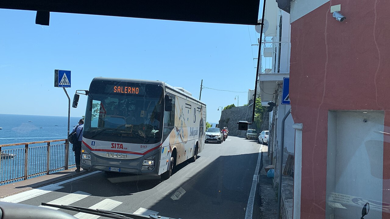 Interior del bus SITA con zona de equipaje y asientos de pasajeros